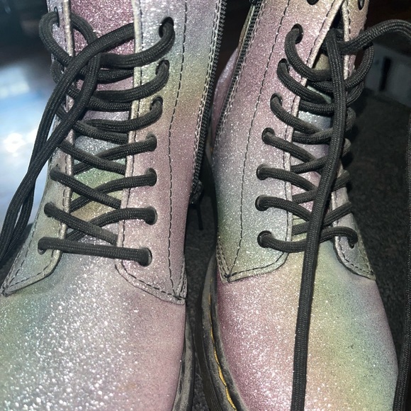 Dr Martins Women’s Size 5 Rainbow Sparkle Color - Picture 3 of 6